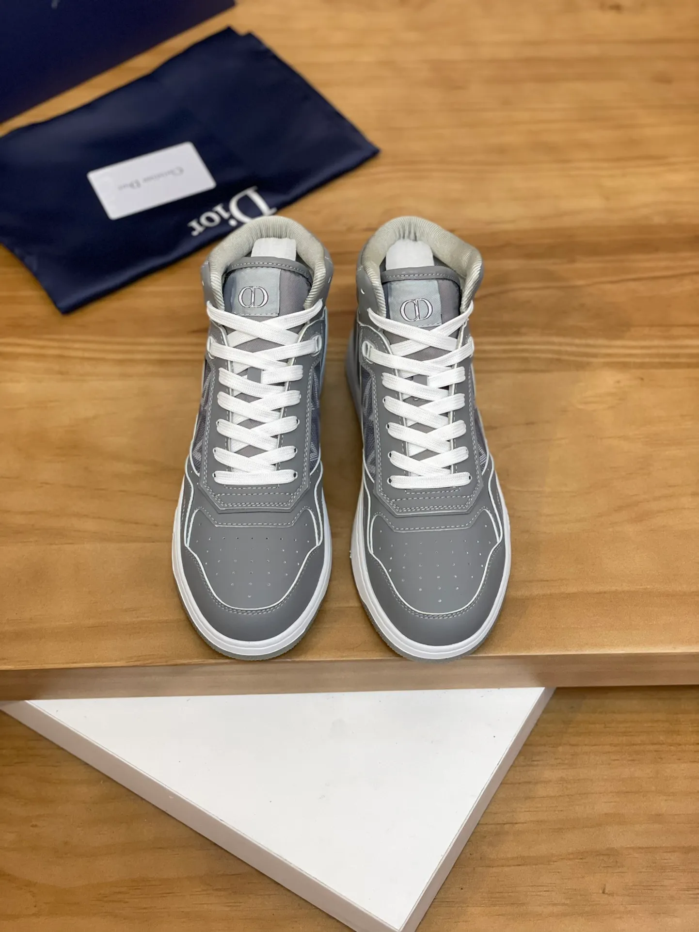 Men's shoes: 💰P460¥ Product trademark: Dior* "Dior*" high-top casual shoes Regular size: 38-44 (can be customized to 45.46) Product materials: Upper imported cowhide stitched with original fabric, breathable lining, original outsole. Number: 1006